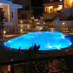 Lilly, With Communal Pool, 10 Meters From Sea サミ